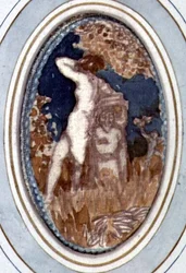 Nackte weibliche Figur lehnt an einer Statue im Garten